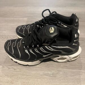 Nike Black and White Wave Design Sneakers